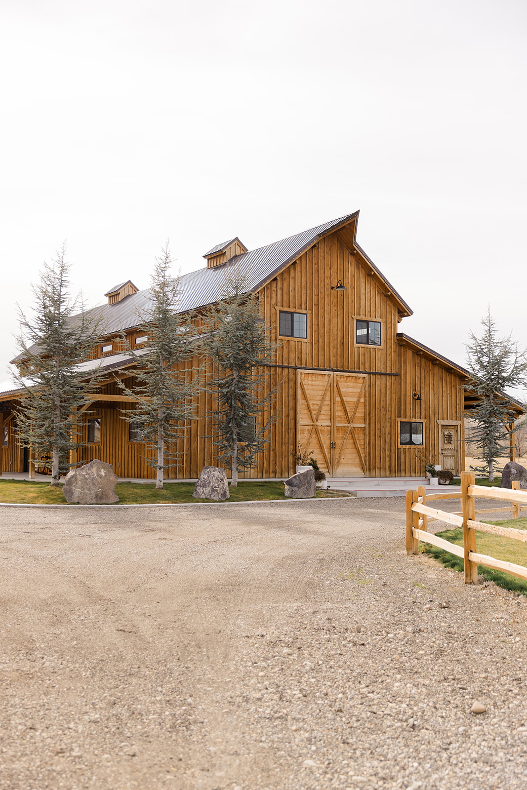 Barn wedding in Nampa, Idaho photographed by Idaho Photographer Oralee Photography.